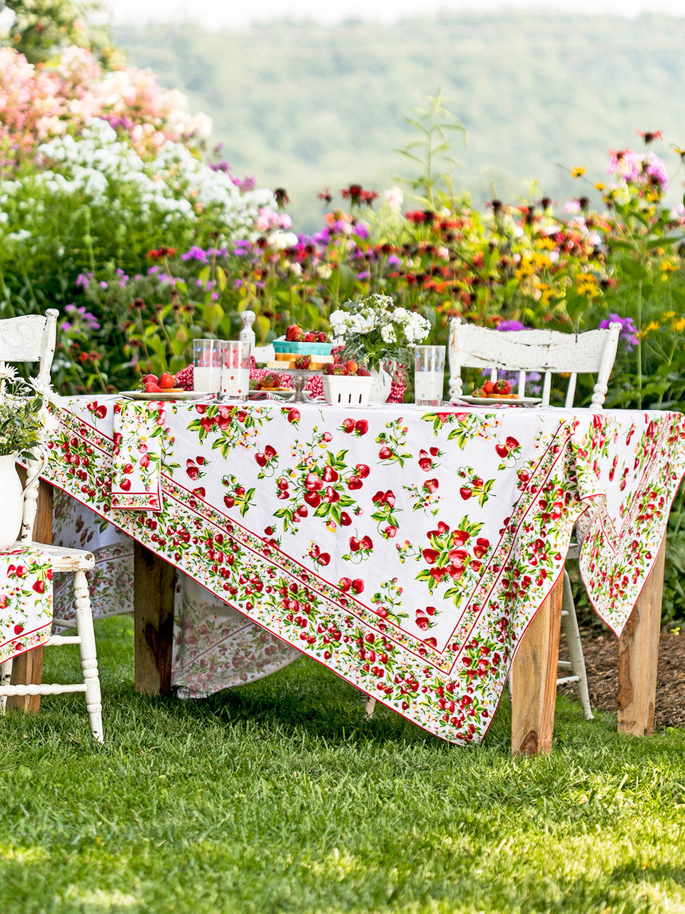 April Cornell Stawberry Basket Tablecloth - White